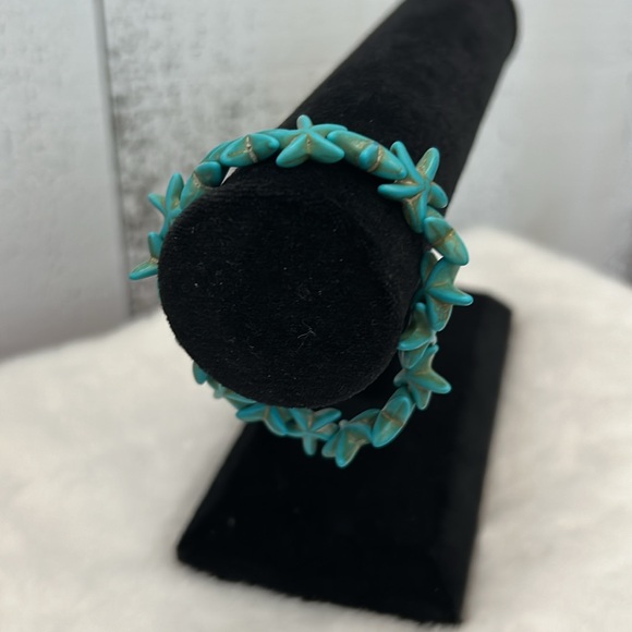 Turquoise starfish stretch bracelet - Picture 2 of 4